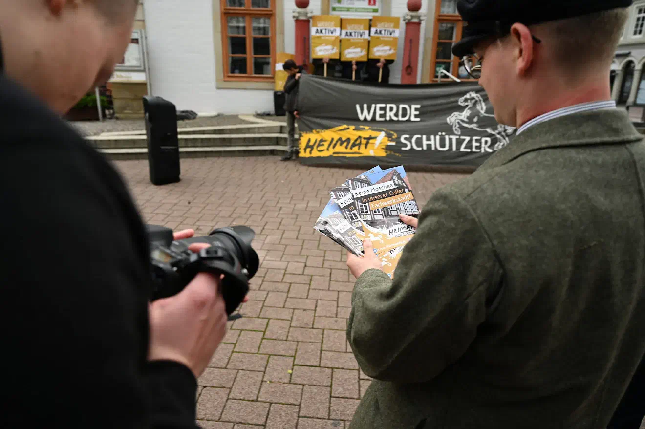 Das es sich bei dem Thema allerdings um einen vorgeschobenen wie austauschbaren Inhalt handelte und es vielmehr um die gezielte Verbreitung rassistischer Propaganda ging, machten die Redebeiträge im Verlauf der Kundgebungen mehr als deutlich. Das offizielle Motto "Leerstand konstruktiv begegnen – für eine positive Entwicklung der Innenstädte" wurde dabei so gedeutet, dass die massenhafte Ausweisung und Vertreibung großer Bevölkerungsgruppen gefordert wurde.
