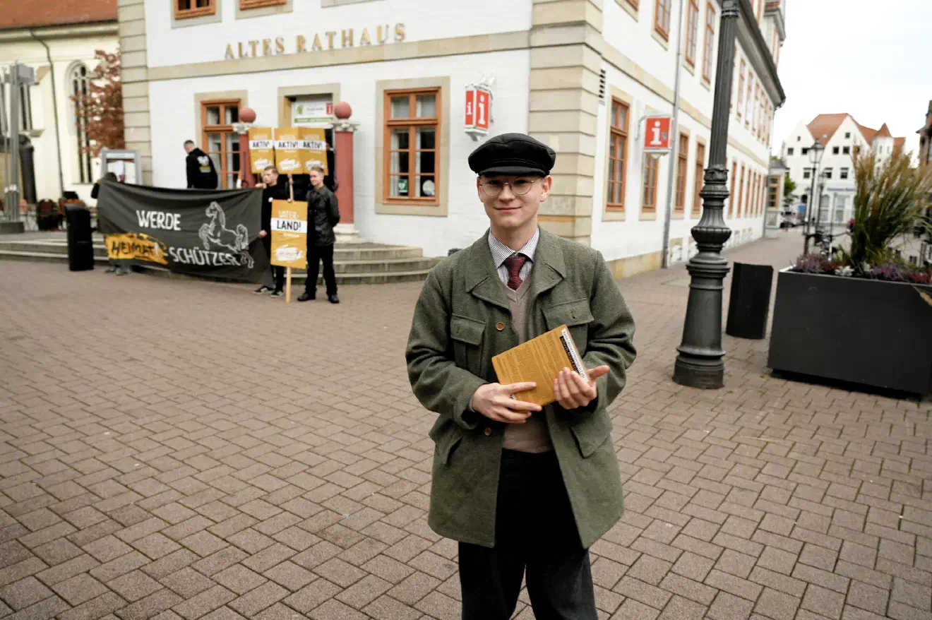 Für die Kundgebung, wurde eigens ein Flugblatt gedruckt, für welches der Bundesvorsitzende presserechtlich verantwortlich zeichnete. JN-Aktivisten, hier ein Mitglied aus Schleswig-Holstein, verteilten diese im Umfeld der Kundgebung. 