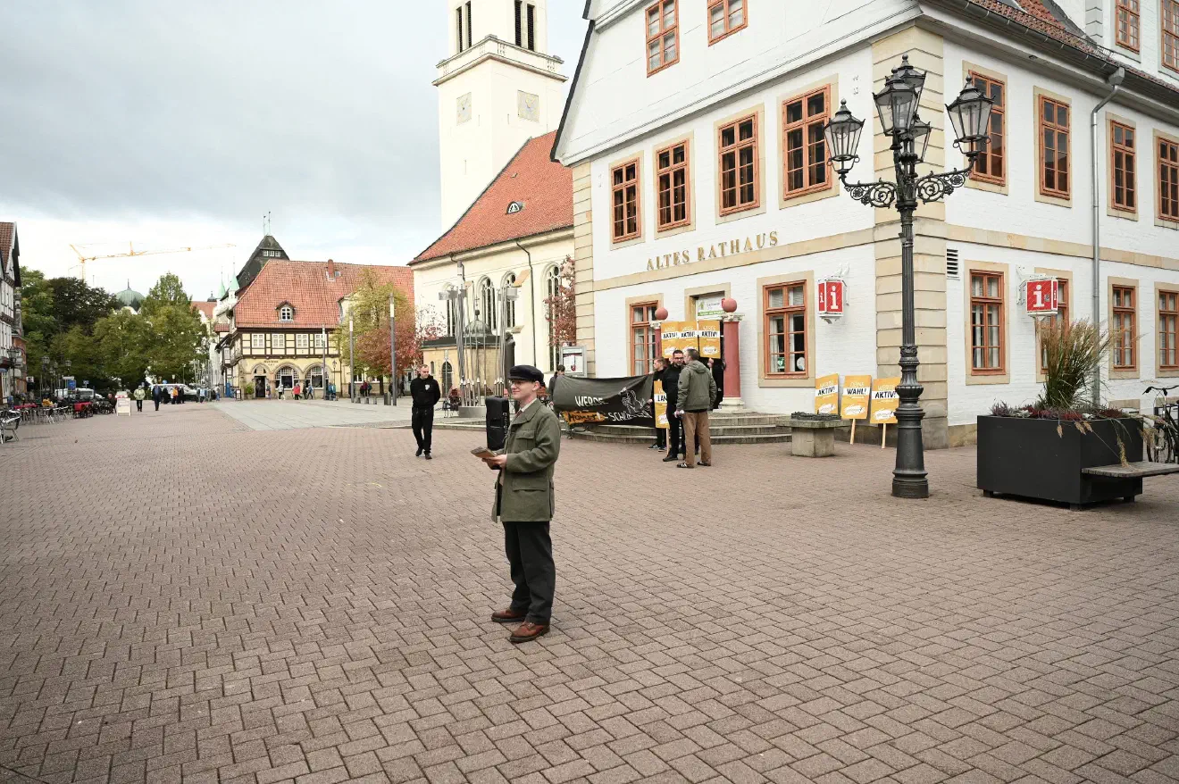 Der Zuspruch fiel dabei nicht sonderlich groß aus und der Erfolg der Verteilaktion blieb überschaubar. Die Neonazi-Partei zielte vor allem darauf ab durch ihre veränderte Namensgebung Interesse und Zuspruch hervorzurufen.