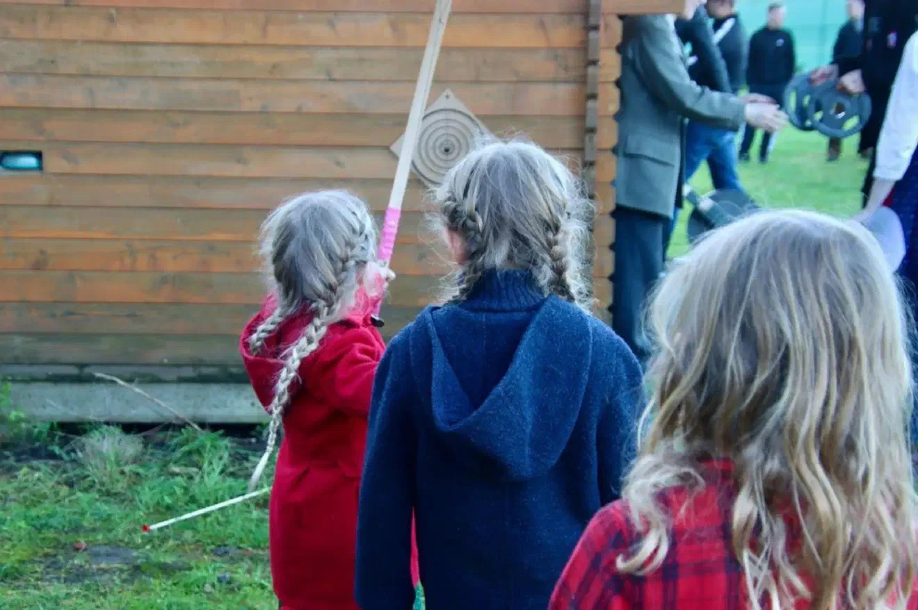 Auf dem sogenannten "Heimathof" finden seit Jahren einschlägige Veranstaltungen der Neonaziszene statt. Hier werden bereits die jüngsten mit einem entsprechenden Weltbild in Berührung gebracht. (Screenshot: Instagram)