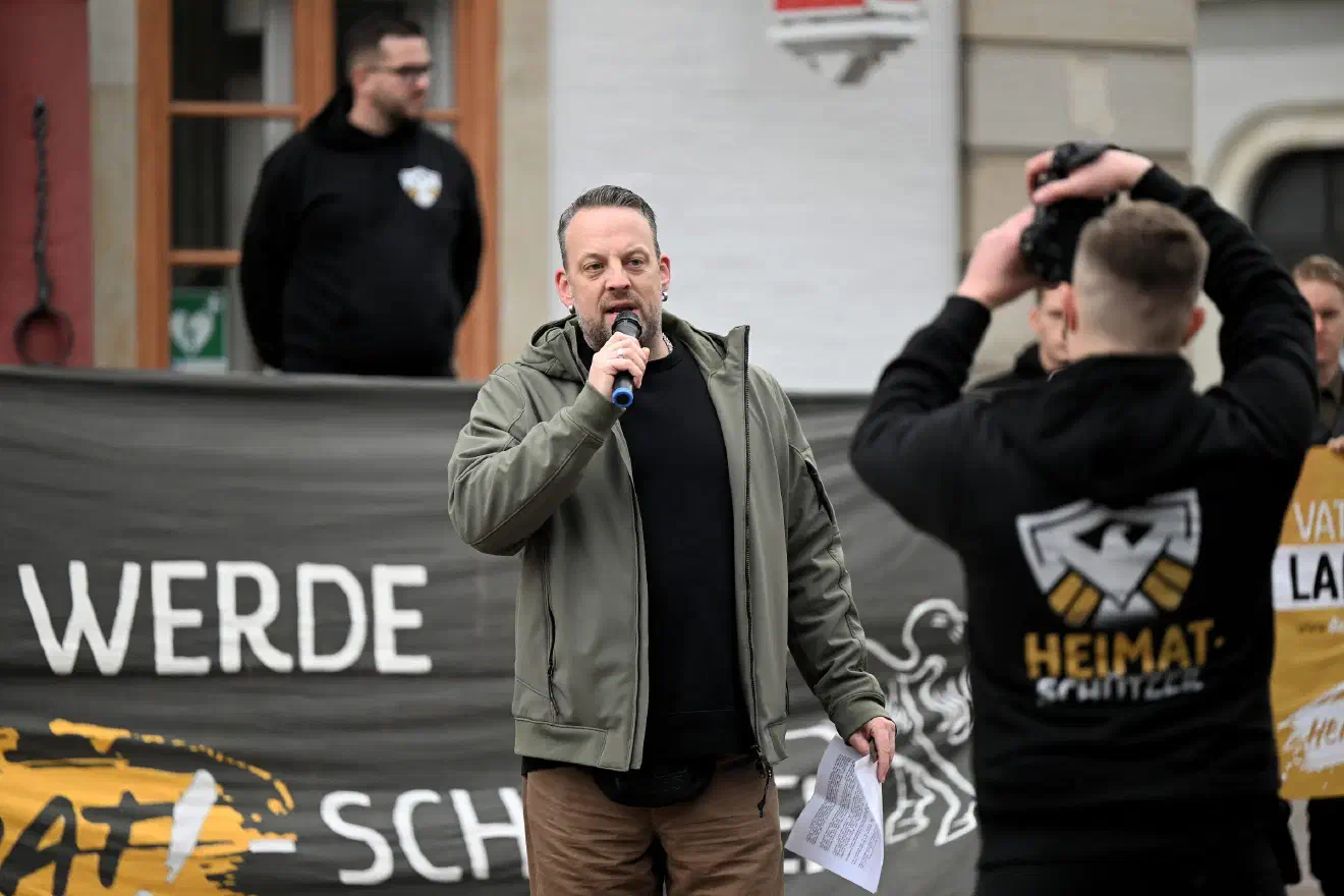 Auch der als Versammlungsleiter anwesende Claus Cremer hielt mehrere Redebeiträge. Die Mitteilung das Claus Cremer eigens für die Kundgebungen nach Celle gereist war entsprach, wie so manch andere Einlassung während der Kundgebungen, jedoch nicht der vollen Wahrheit. Cremer gehörte bereits am Vortag zu den Teilnehmenden eines völkisch-neonazistischen Herbstfestes auf dem sogenannten "Heimathof", einer im Parteibesitz befindlichen Liegenschaft im nahegelegenen Eschede. 