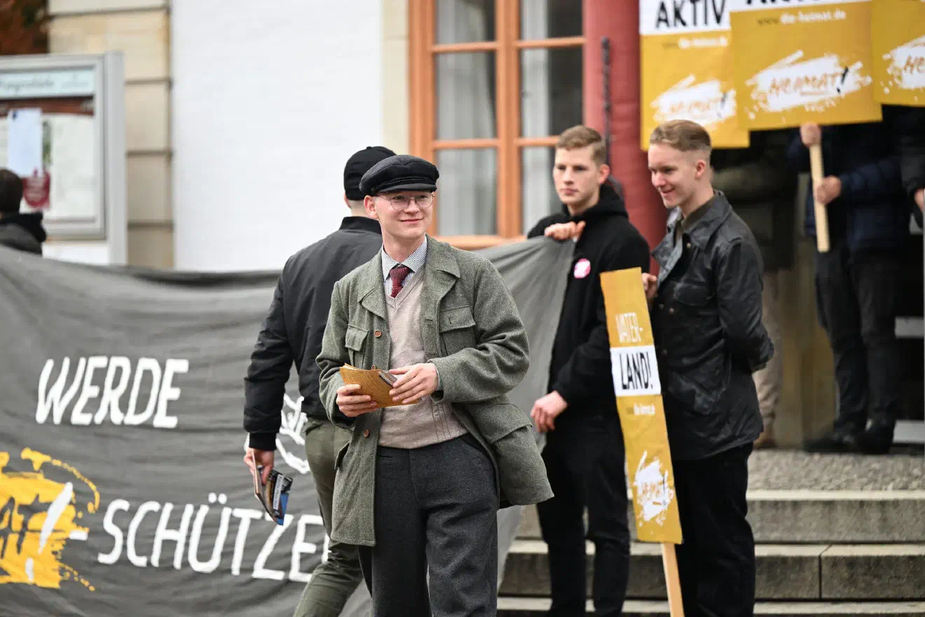 JN-Mitglied aus Schleswig-Holstein. Der jugendliche Neonazi war zuvor Mitglied bei der AfD-Jugendorganisation "Junge Alternative" (JA) gewesen. Aufgrund öffentlichkeitswirksamer Aktivitäten innerhalb der JN und eines bestehenden Unvereinbarkeitsbeschlußes innerhalb der AfD musste dieser die JA verlassen..