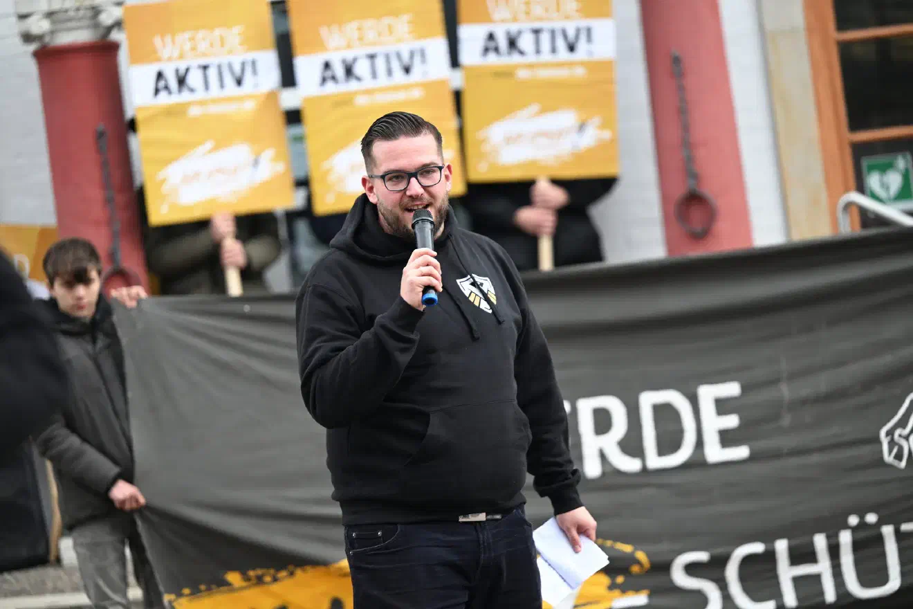 Ebenfalls nicht so ganz mit der Wahrheit hielt es Sebastian Weigler mit den Inhalten in seinen Redebeiträgen. So berichtete er mehrfach von einem Vorfall der sich in "seinem Landkreis" im niedersächsischen Helmstedt zugetragen habe - allerdings ist Weigler dort gar nicht mehr wohnhaft.