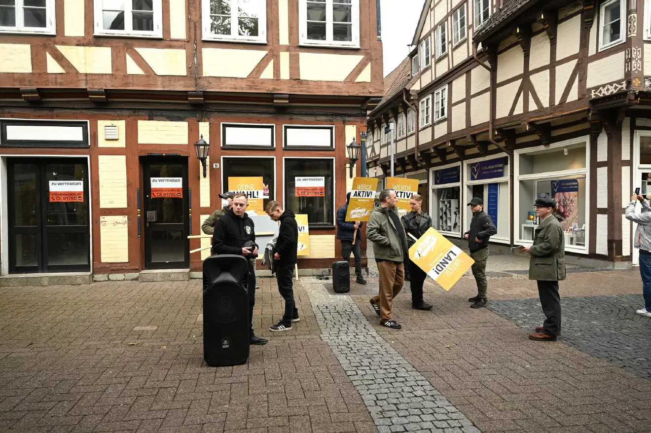 Nach der ersten Kundgebung folgte eine weitere Versammlung wenige hundert Meter entfernt in der Celler Innenstadt.