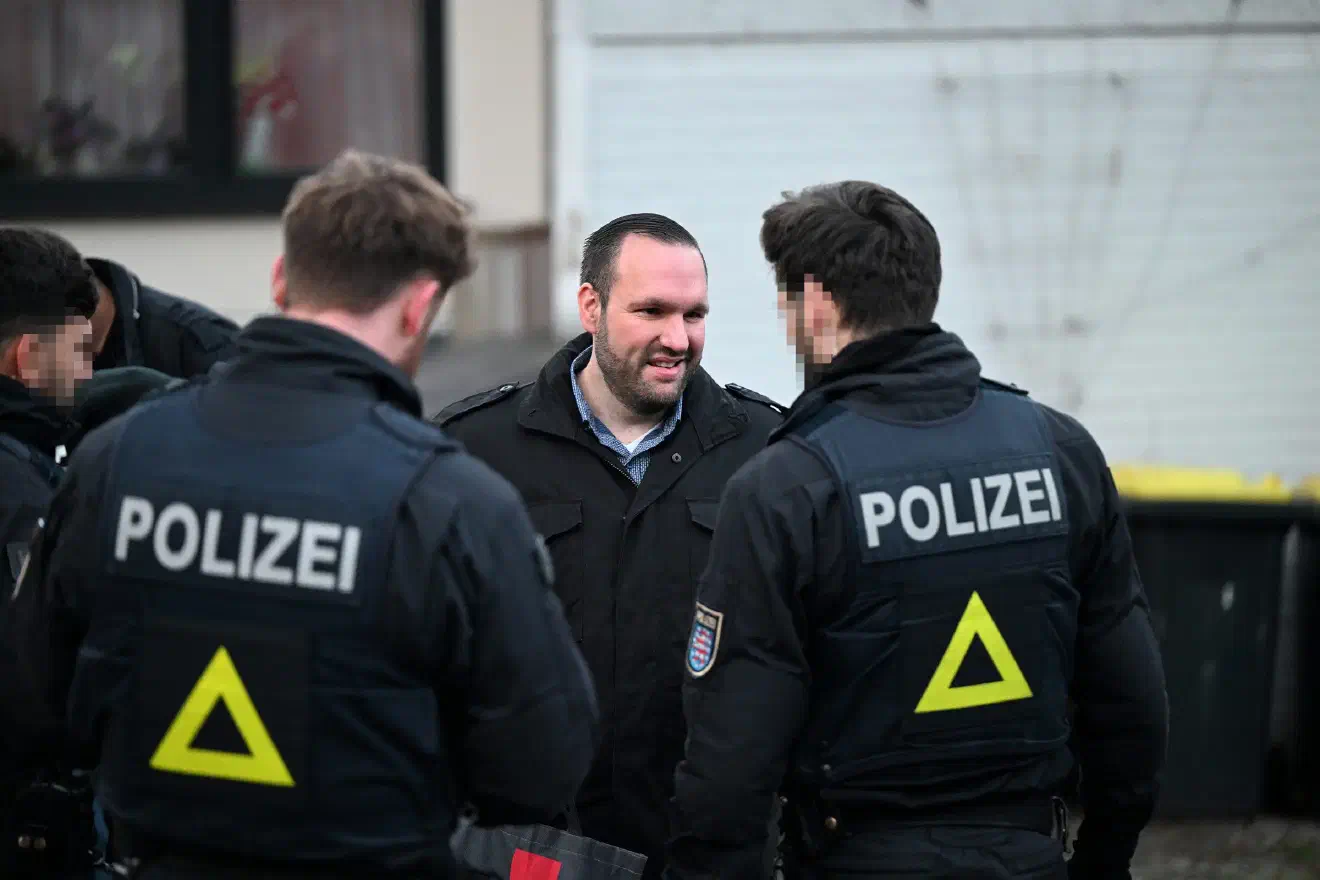 Daneben ist Sascha Krolzig auch seit Jahren parteipolitisch in die Neonazi-Szene eingebunden. Der jetzige Kreisvorsitzende der Neonazi-Partei 'Die Heimat' war zuvor Co-Bundesvorsitzenden der Partei 'Die Rechte'. Derzeit verwaltet Krolzig einen zunehmend instabil werdenden Verband in seinem Wirkungskreis in Dortmund. Zwar verfügt dieser über eine hohe Anzahl an Mitgliedern - in den letzten Monaten verließen jedoch zahlreiche Führungspersonen den Verband in Richtung eines anderen Bundeslandes. Andere Neonazis orientierten sich in den letzten Monaten in die Mischzene von Neonazis und Rockern und damit in die Randbereiche der organisierten Kriminalität. 