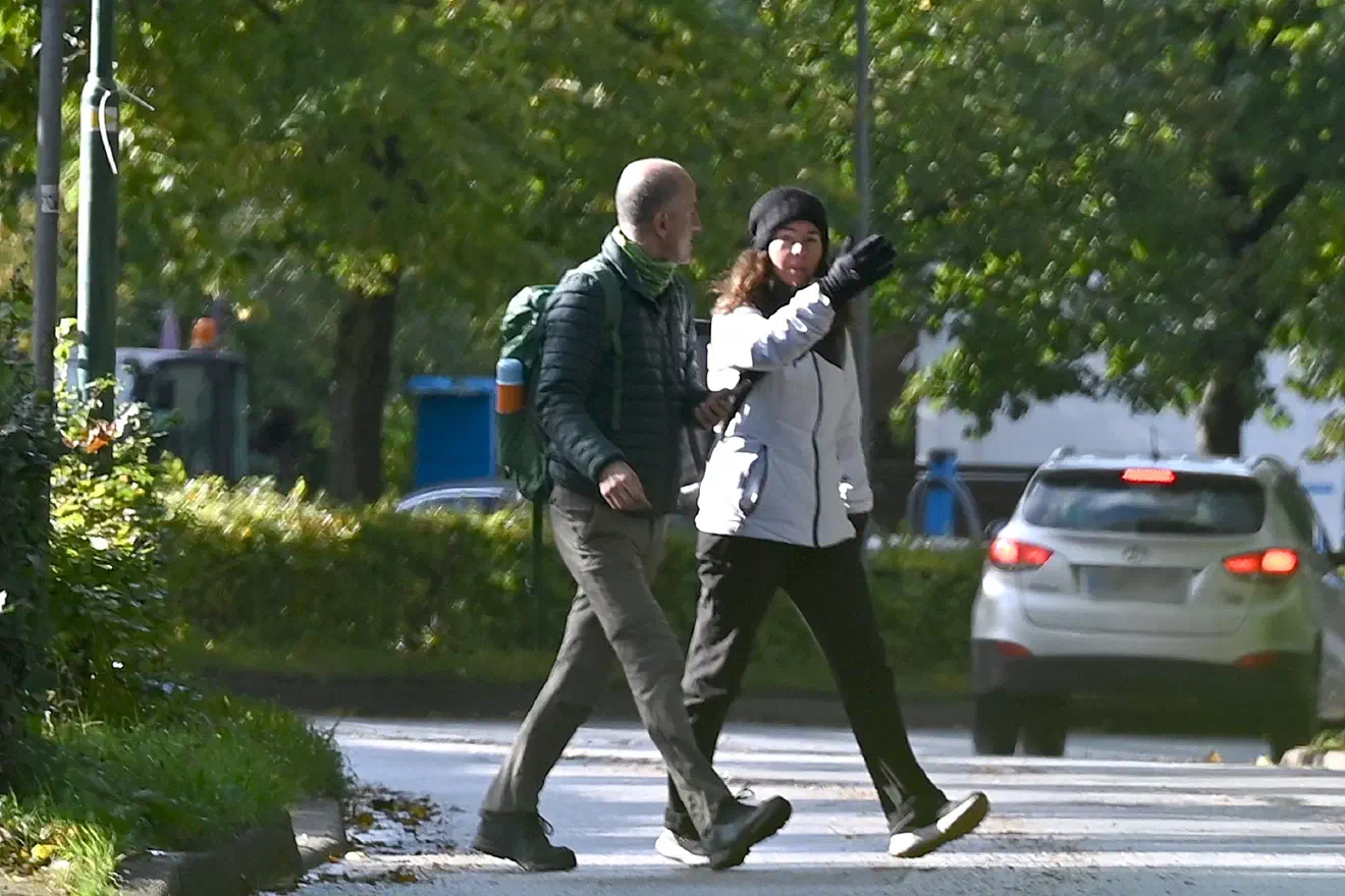 Die Gruppe der Teilnehmenden setzte sich aus gesellschaftlich vermeintlich anerkannten Personen zusammen, darunter z.B. eine Unternehmerin aus Kiel, ein Filmemacher und Regisseur aus Hamburg, eine Angestellte der Hamburger Hochbahn AG, ein IT-Spezialist sowie selbsternannte Coaches und Mentor:innen.