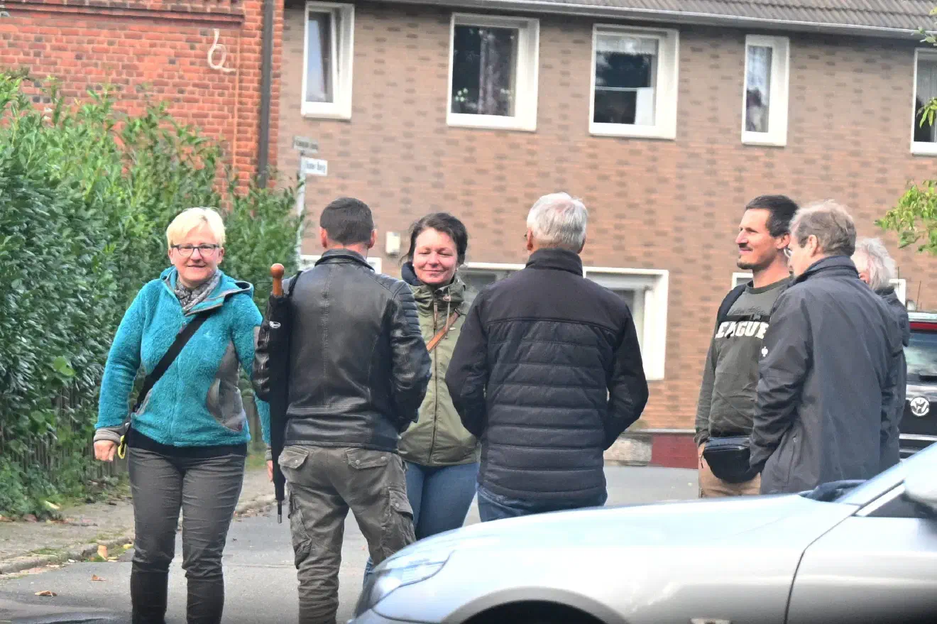 Eingeladen hatten die Köpfe der "Regionalstelle", Britta Vogelberg (Bildmitte, ehemals Die Basis Bremen) und Holger Wiese (rechts daneben mit Bauchtasche).