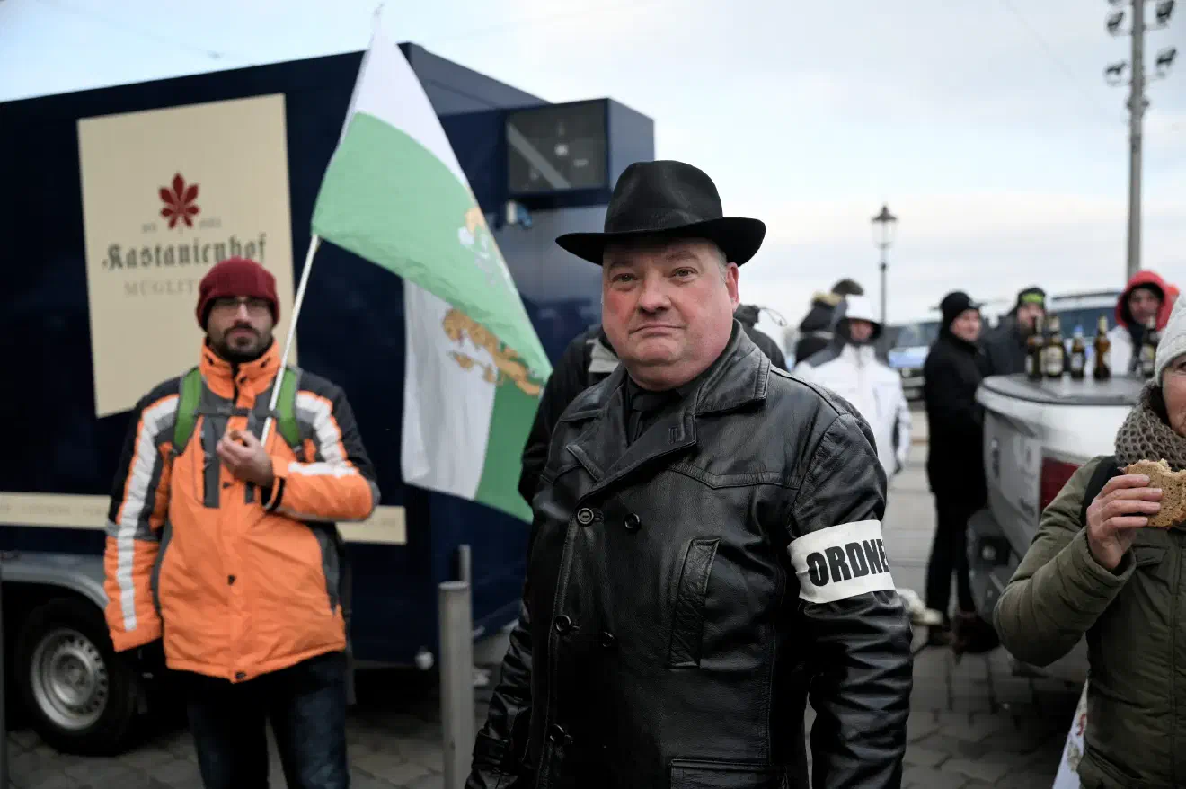Ihm zur Seite stand bei der Veranstaltung der Rechtsanwalt Jens Lorek. Der Dresdener Lorek griff während der Demonstration auch selbst zum Megaphon und war als Ordner eingesetzt.