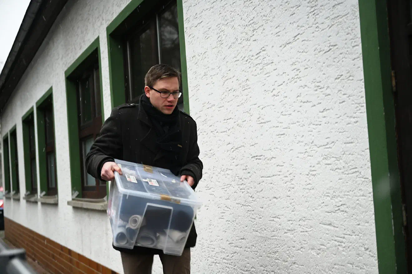So attackierte der sichtlich außer Kontrolle geratene Parteifunktionär Thassilo Hantusch die anwesenden Fotografen mehrfach mit Faustschägen und Tritten - wobei sich Hantusch aufgrund der Schläge auf das Kameraequipment an der Hand verletzte. Hantusch erwartet nun ein Ermittlungsverfahren wegen der Angriffe und Bedrohungen.