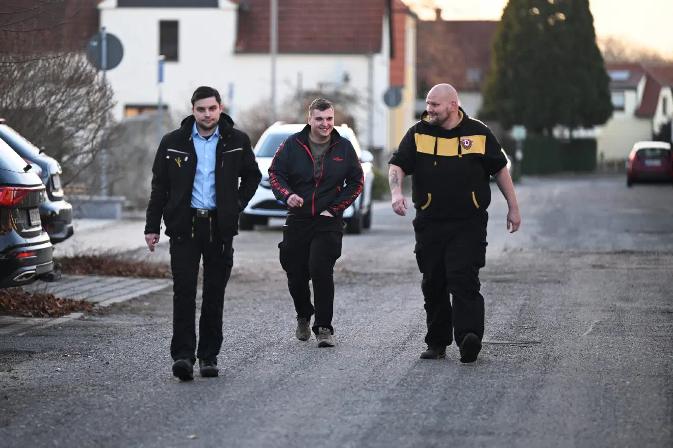 Auch Nico Koal von der NPD-Brandenburg (hier links im Bild) hielt einen Redebeitrag. Koal gab einen Jahresrückblick über Aktivitäten der Neonazi-Partei im vorangegangenen Jahr.
