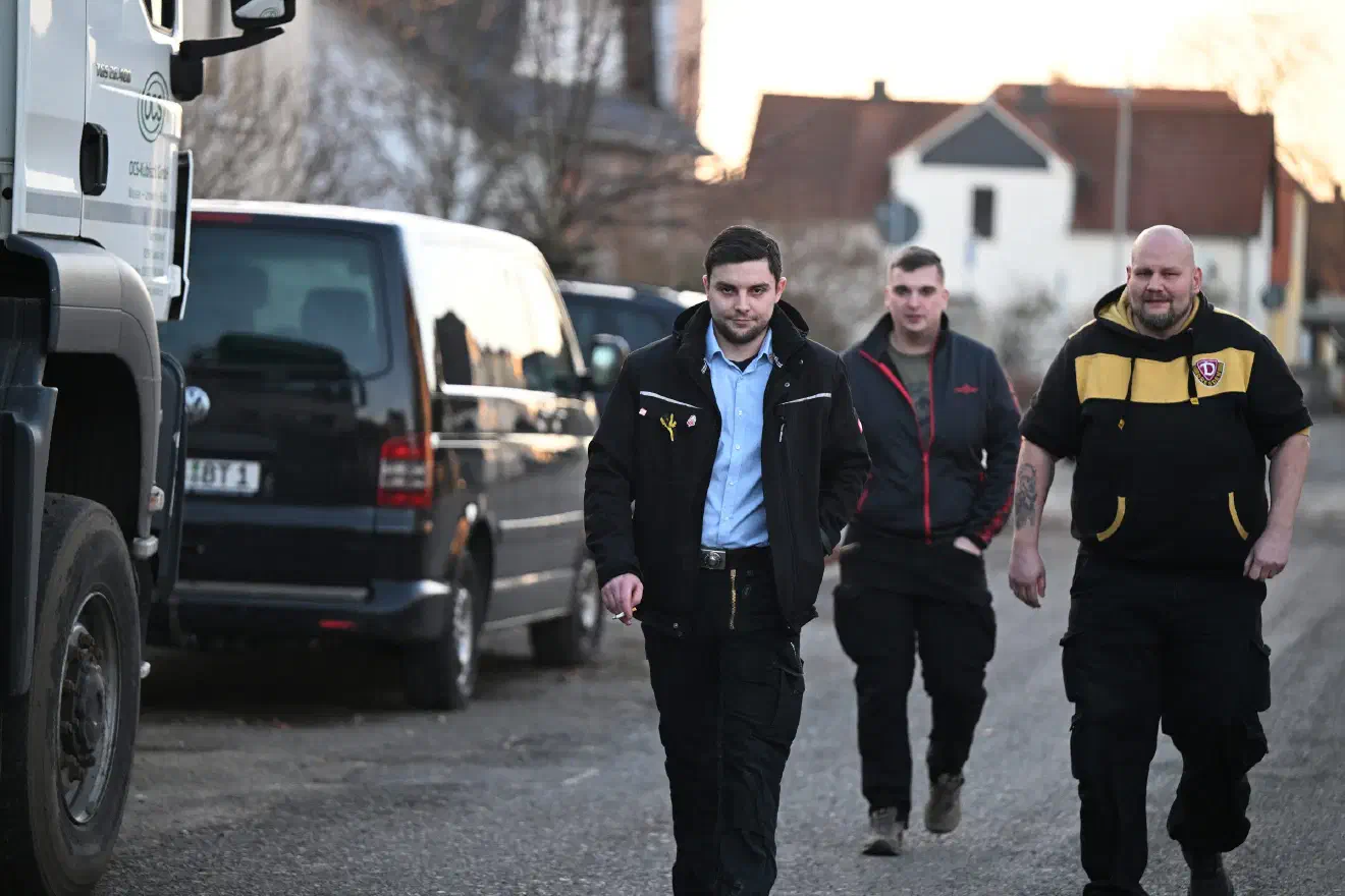 Koal, der auch Vorsitzender der Neonazi-Jugendorganisation "Junge Nationalisten" (JN) als Vorsitzender des "JN-Regionalverbands Mitte" agiert, war es auch der die Räumlichkeiten zuvor beim Sportverein Hohenbocka angemietet hatte.