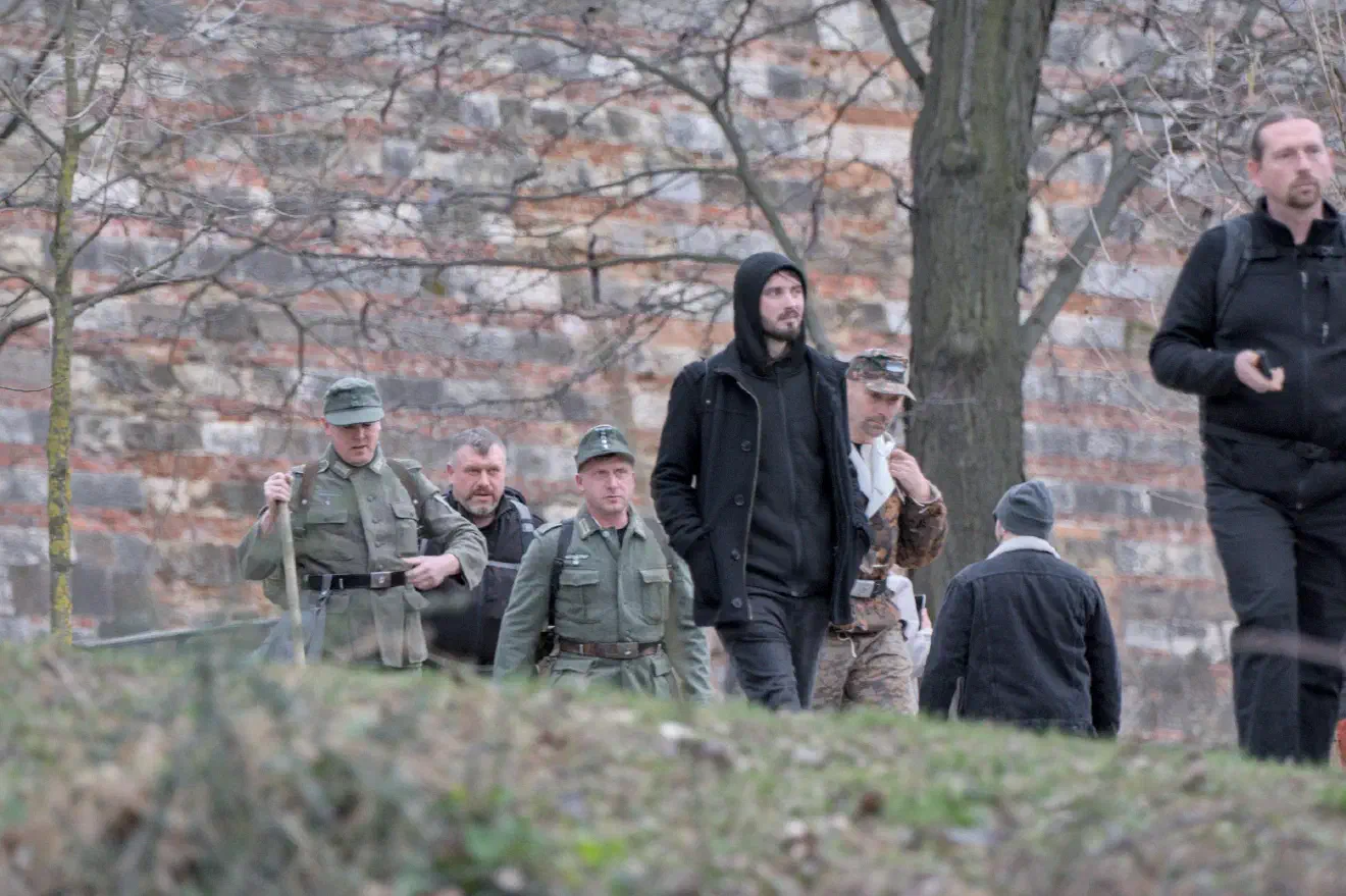 Viele trugen Militäruniformen. Neben Wehrmachtsuniformen war auch die Uniform der Bundeswehr sehr beliebt. Flecktarn gab es jedoch in allen möglichen Kombinationen.