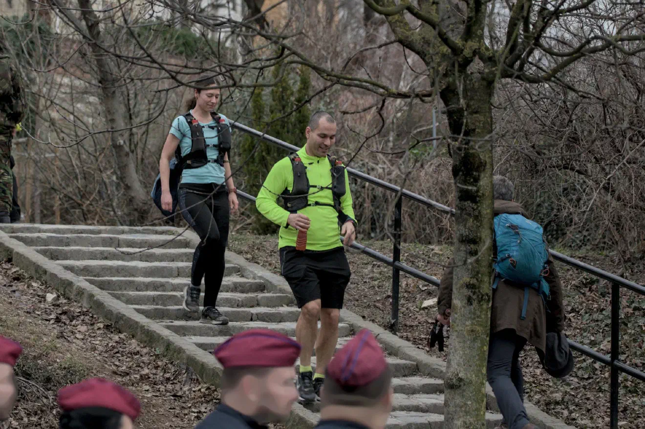 Der sich jährlich wiederholende, nächtliche Marsch ist auch für sog. Trailrunner:innen ein besonderes Event. Diese marschieren die Strecke nicht, sondern laufen ein höheres Tempo.
