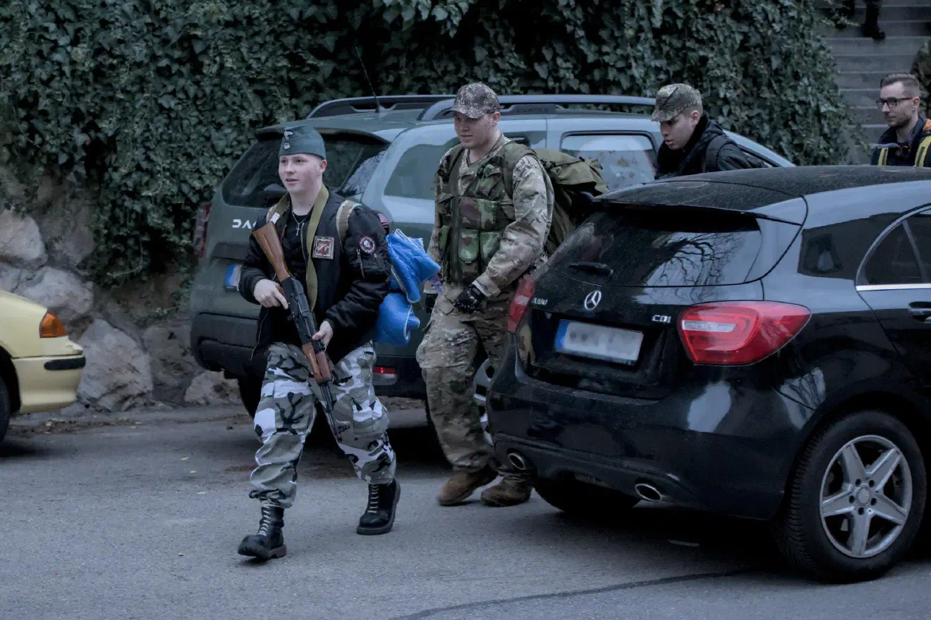 Dieser Teilnehmer trägt neben der Kalashnikov (AK-74) ohne Magazin, neonazistische Symbole und das von Russland zu Propagandazwecken genutzte »Z«, sowie das Emblem der Wagner-Gruppe.