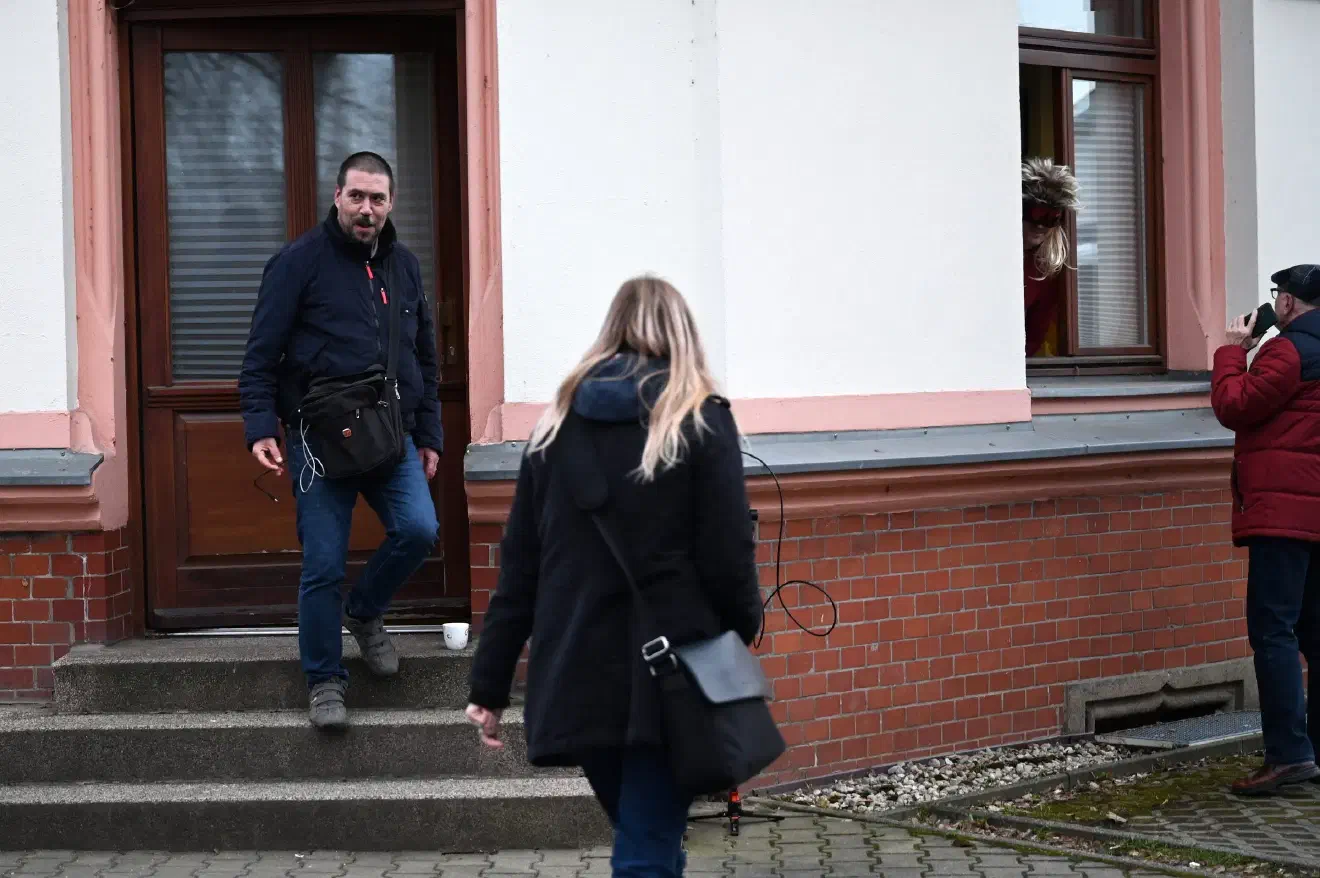 Die Veranstaltung wurde mit einem Auftritt des österreichischen IB-Aktivisten Martin Sellner beworben - hier recht im Bild mit Perücke am Fenster. 