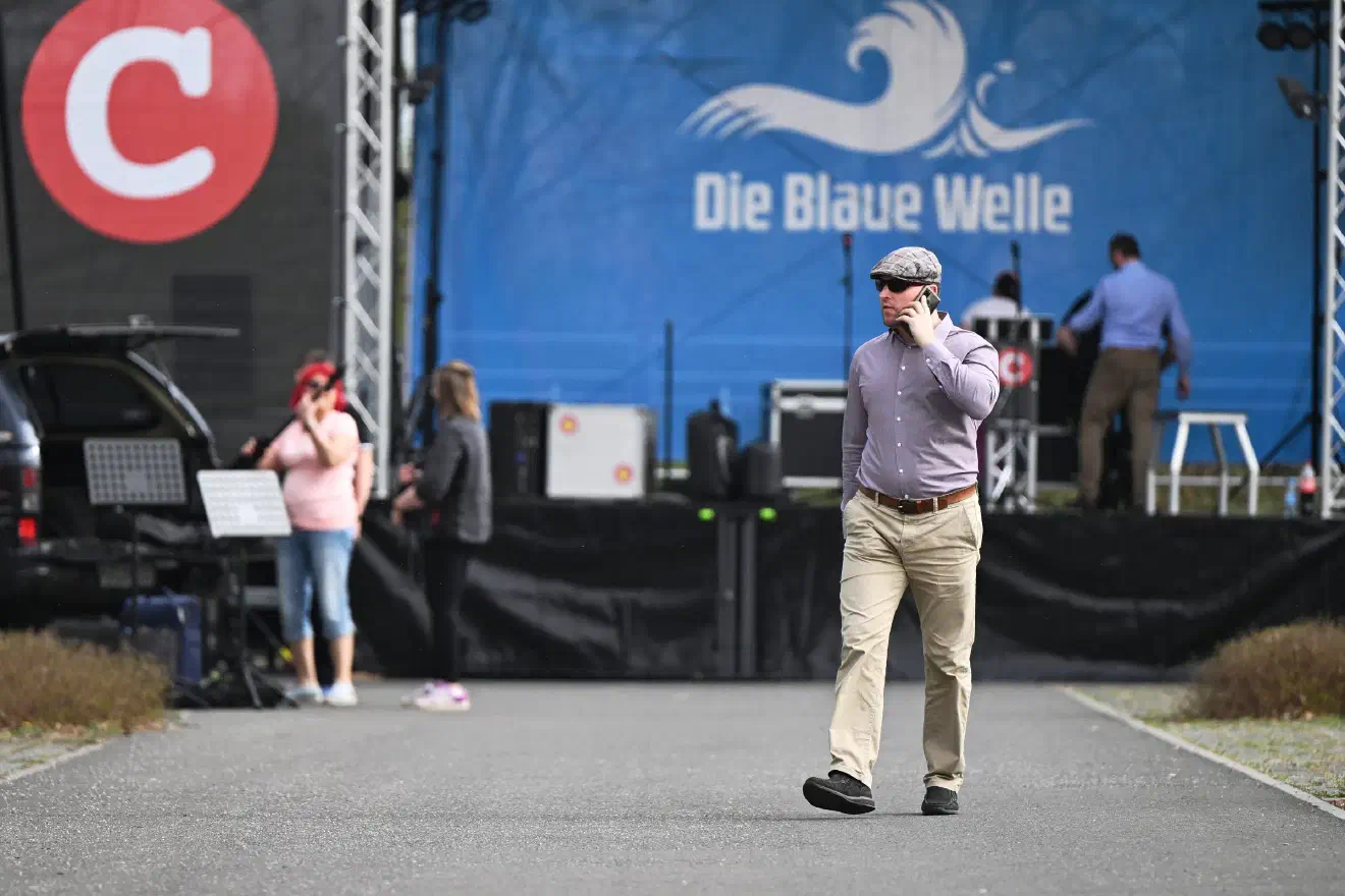 Mit den Veranstaltungen versucht das Magazin um ihren Herausgeber Jürgen Elsässer recht ungeniert neue Abonennt:innen zu gewinnen und Wahlkampf für die AfD zu betreiben.