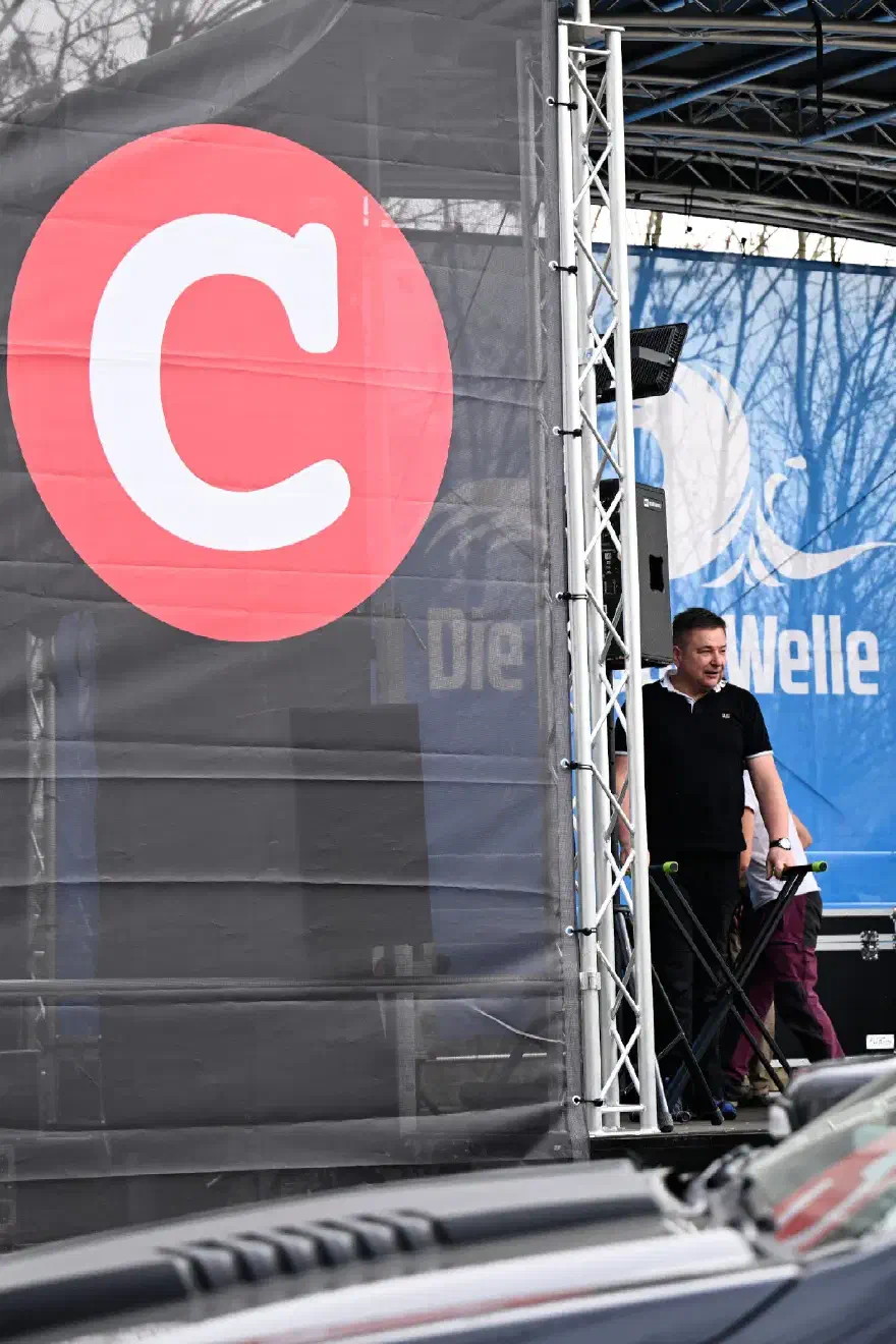 Dies zeigt sich nicht nur durch den gewählten Namen, der sich auf die Parteifarbe der AfD bezieht, sondern auch durch die dort in Velten angekündigten Redner:innen, die sich zum Teil aus der AfD rekrutierten oder dieser in der Vergangenheit angehörten.