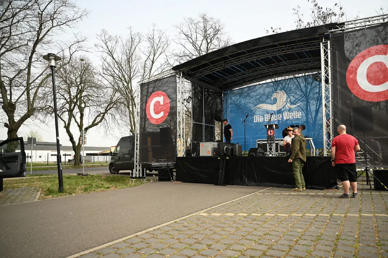 Zu der Veranstaltung auf einem Pendler Parkplatz in Nähe des Veltener Bahnhofs erschienen letztlich etwa 200 mehr oder weniger Interessierte, darunter auch Vertreter:innen der offenen Neonazi-Szene. Und dies nicht nur als interessierte Besucher:innen. 