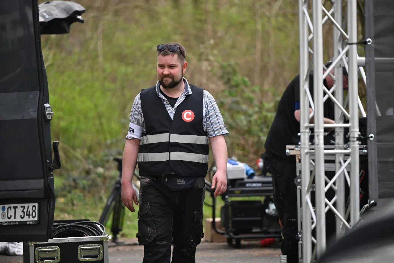 Niedrich betrat einzig und allein die Bühne, als ein offensichtlich minderjähriger Junge ein Akkordeonkonzert darbot. Neben Niedrich waren auch weitere Vertreter:innen der neonazistischen Partei und Organisationen aus deren Umfeld in Velten zugegen. 