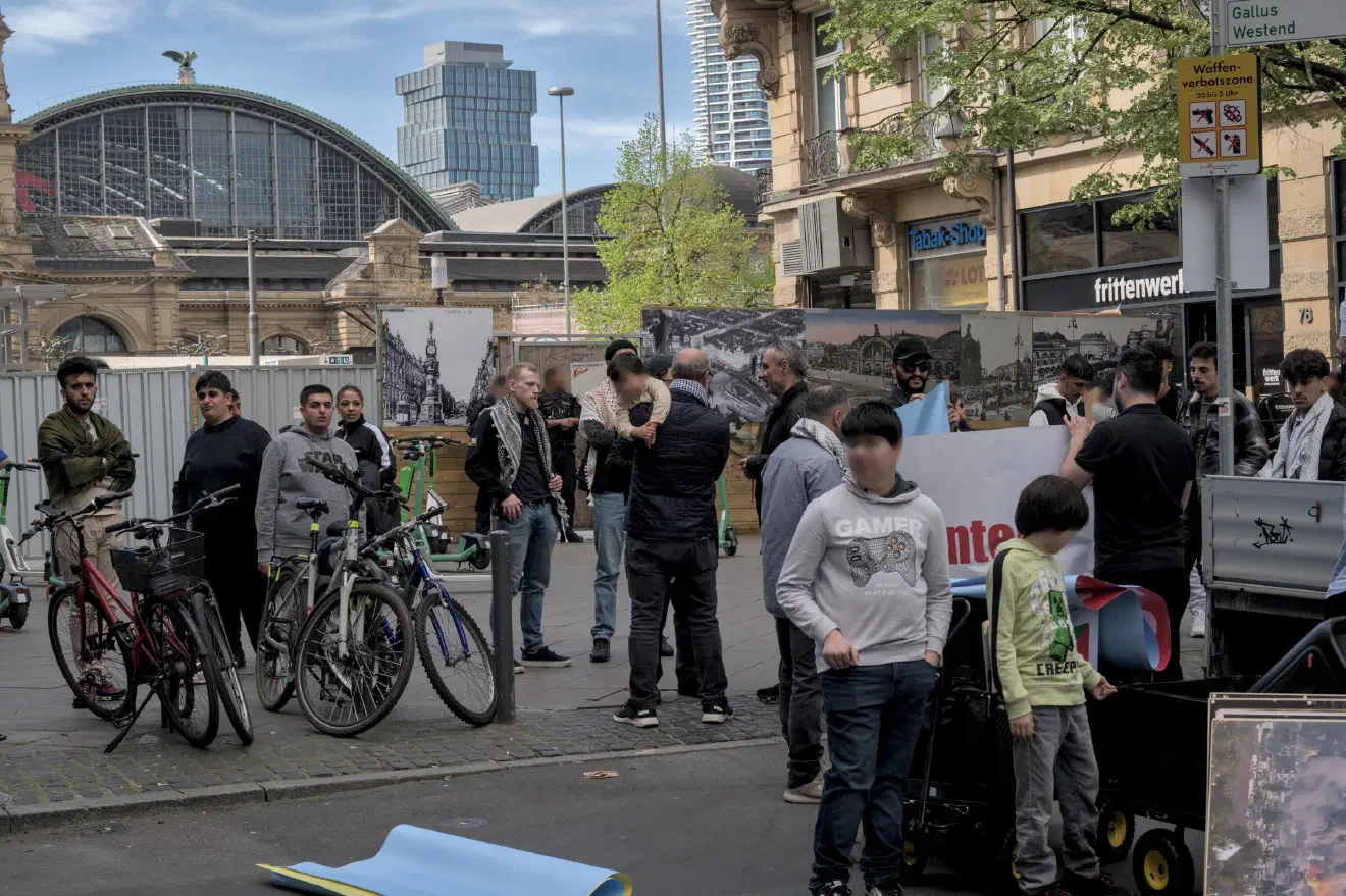 Organisiert wird der Aufmarsch vom »Islamischen Zentrum Ehlibeyt e.V.« aus Offenbach am Main. Die Moscheegemeinde ist Teil der »Islamischen Gemeinschaft der Schiiten in Deutschland« (IGS), welche unter Federführung des iranischen Regimes gegründet worden ist.