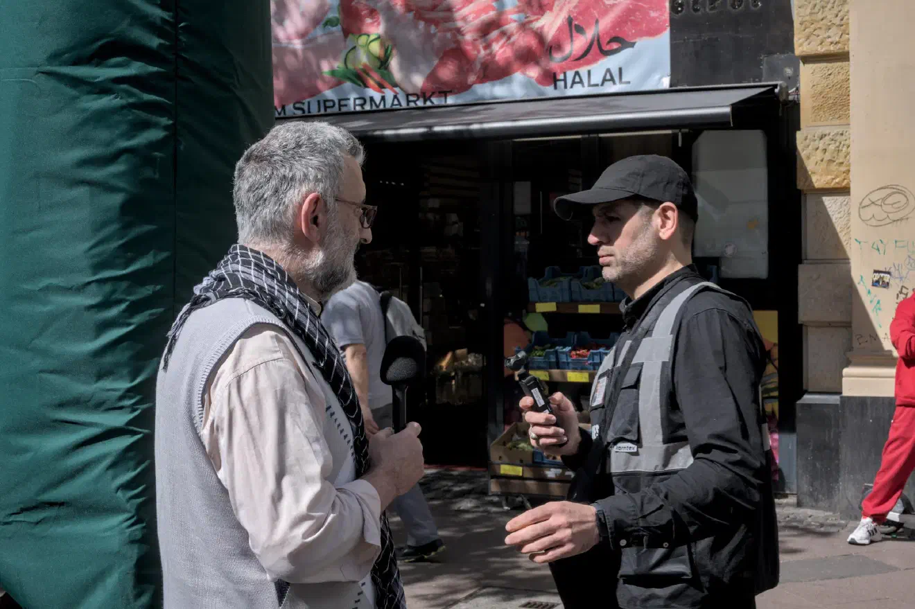 Yavuz Özoguz ist zusammen mit seinem Bruder Gürhan Özoğuz der Betreiber des islamischen Internetportals »Muslim-Markt«. Die Website wird von Sicherheitsbehörden und zivilgesellschaftlichen Akteur:innen beobachtet. Yavuz Özoguz wurde 2004 wegen antisemitischer Inhalte auf der Website zu drei Monaten auf Bewährung verurteilt.