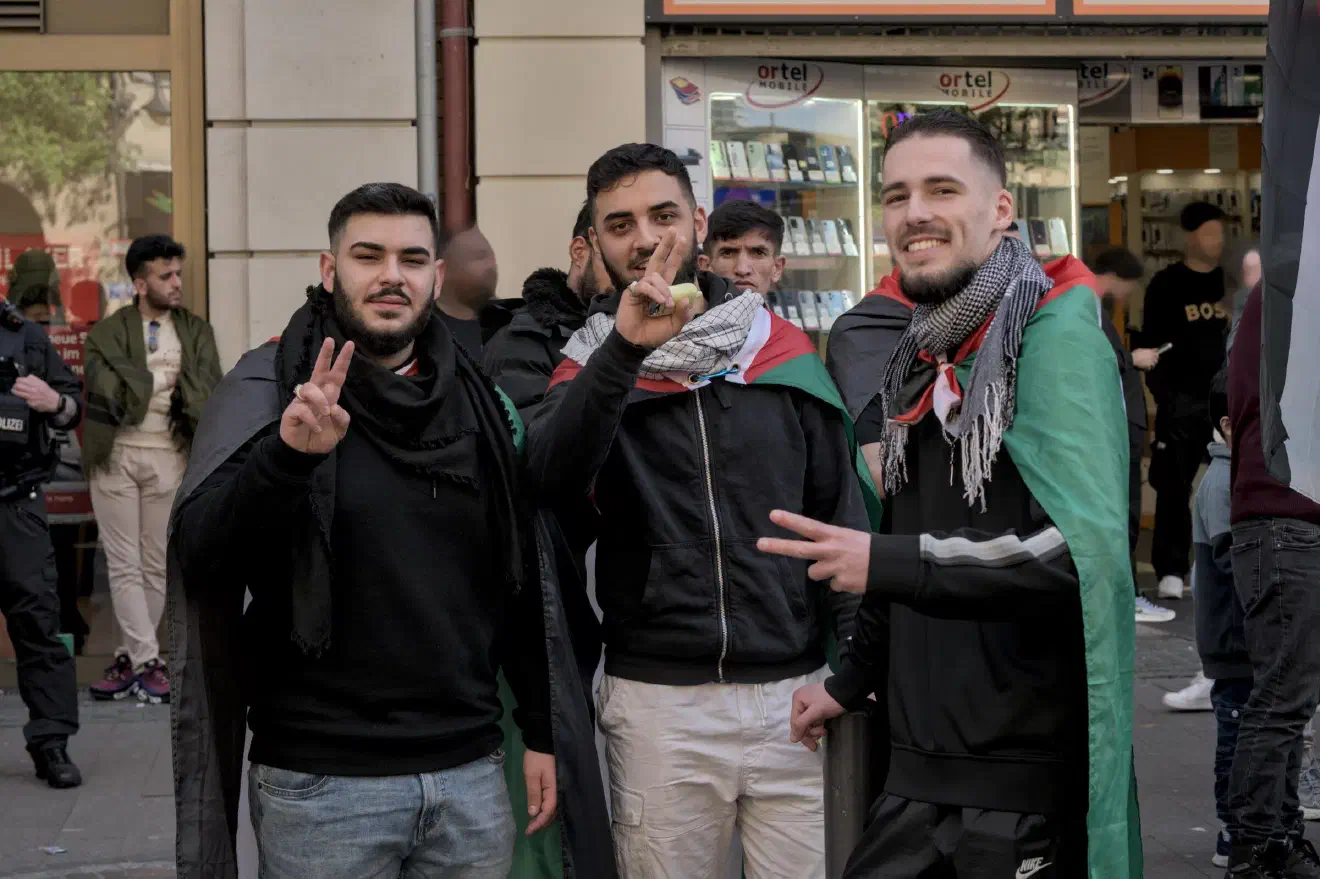 Bei der Eröffnung der Veranstaltung wurde erklärt, dass das Victory-Zeichen als Symbol für den Sieg der Palästinenser:innen über Israel dienen soll. Es wurde mehrfach dazu aufgerufen, das Victory-Zeichen in die Luft zu halten.