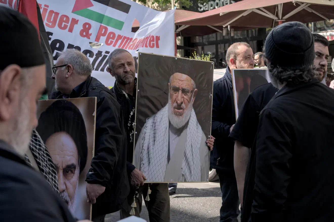 Die Person in der Mitte ist der mittlerweile verstorbene Imam Muhammed Avci der Offenbacher Moscheegemeinde »Islamisches Zentrum Ehlibeyt e.V.«.