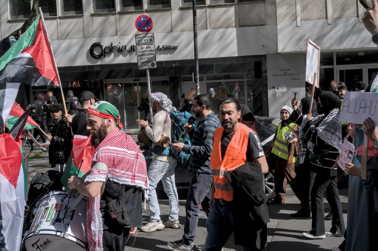Über den Lautsprecherwagen war zu hören: »Das ist der erste Genozid der Geschichte der Menschheit, der sich so klar abspielt.« Sprecher war der Moderator Yunus Çakar aus Osterholz-Scharmbeck.