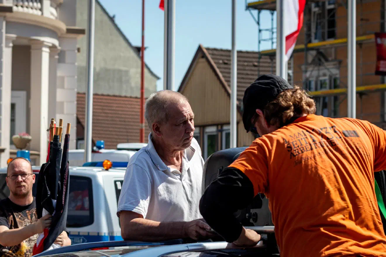 Laut Worch (Bildmitte) sollte die Veranstaltung eigentlich nur innerhalb der Szene beworben werden, durch die Anmeldung bei der Stadt gelangte die Information darüber aber an die Öffentlichkeit.