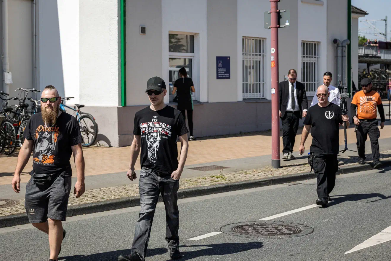 Einzelne Teilnehmer:innen trugen auf ihrer Kleidung Neonazi-Codes wie "18" (hier links im Bild), welche als Chiffre für die Buchstaben "AH" und damit für die Initialien ihres ersehnten Führers dienen.