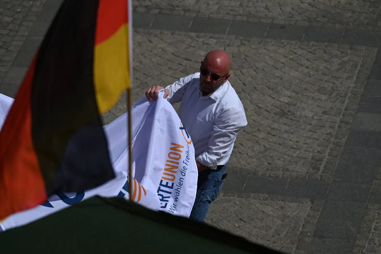 Räumlich durch eine Häuserzeile vom Veranstaltungsgelände getrennt demonstrierten nach Polizeiangaben etwa 200 Personen gegen die als "Volksfest" getarnte Kundgebung.