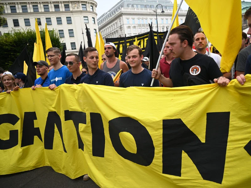 Demonstration der "IB" in Wien - Neo-Fascist Young Men Struggle...
