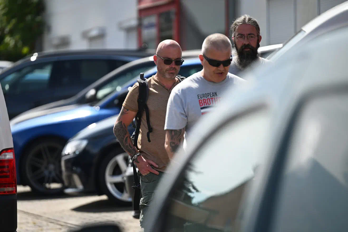 Trotz zahlreicher Teilnehmender, die offen NS-Symbole zur Schau stellten und Todesdrohungen gegen Journalisten aussprachen, griff die Polizei nicht ein.