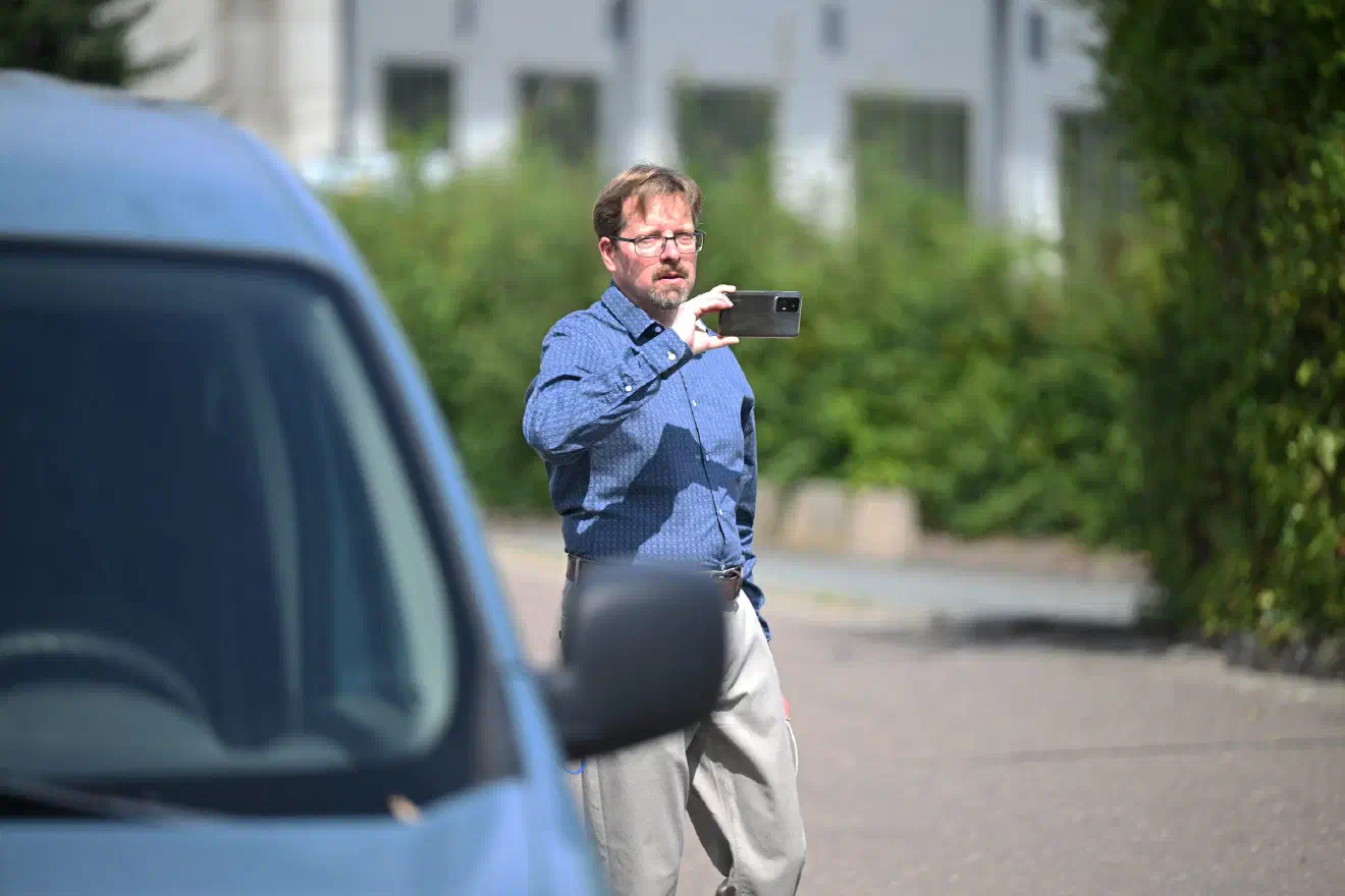 Während Erwachsene ungestört ihre Ideologie zur Schau stellten und Redebeiträgen lauschten, spielten Kinder auf einer Hüpfburg, umgeben von Transparenten und Fahnen mit rechtsextremen Botschaften.