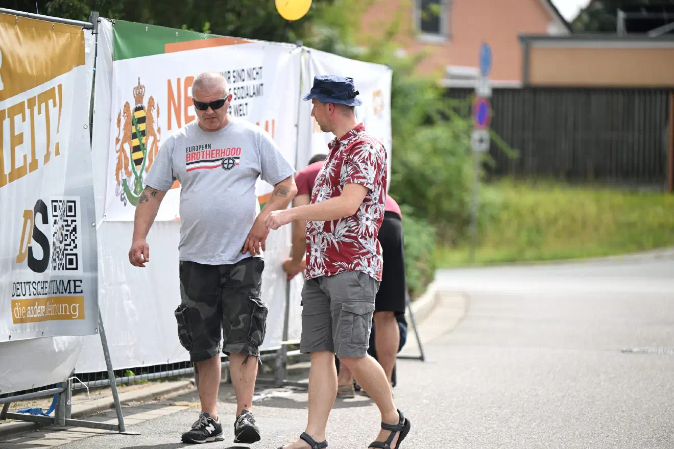 Die fehlende Reaktion der Polizei auf die offen zur Schau gestellten NS-Symbole und die dokumentierten harten Bedrohungen gegen Medienvertreter sind nicht neu.