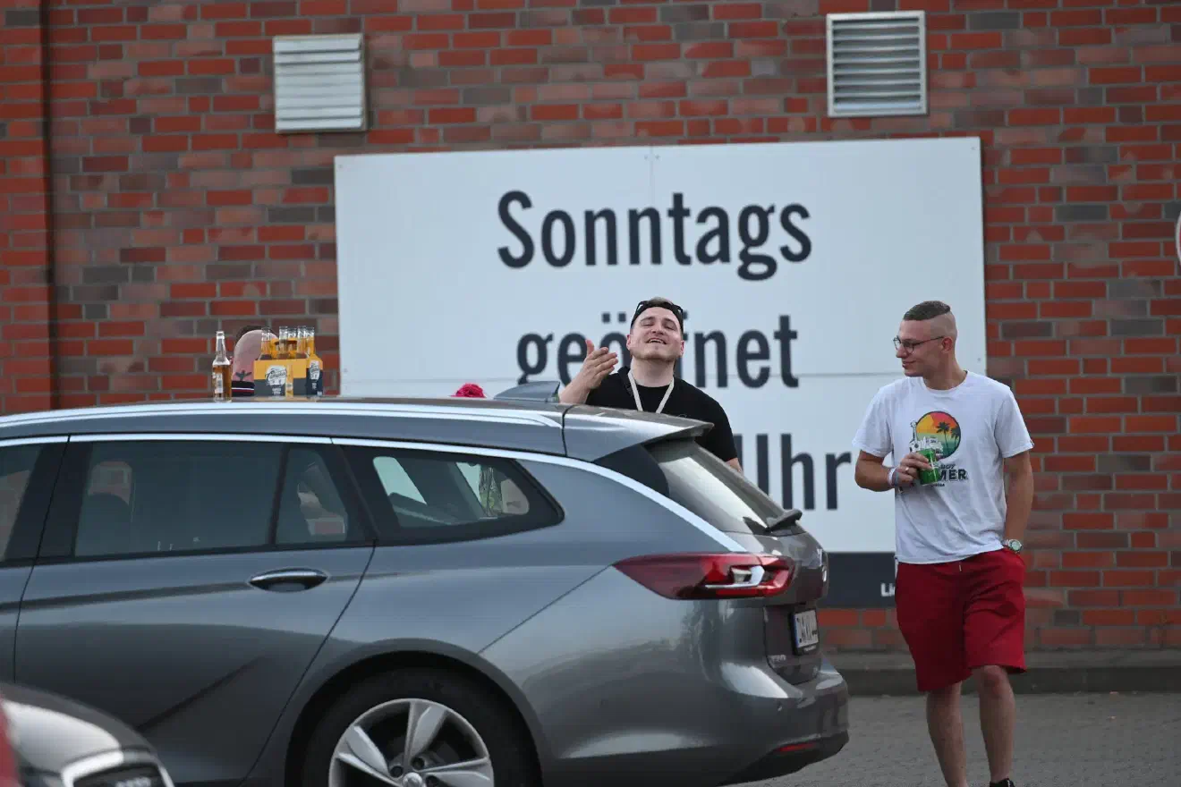 Sichtlich frustriert waren Veranstalter und einige angereiste Gäste nach der Absage durch das Lokal auf einem Supermarktparkplatz in Bad Bevensen anzutreffen.
