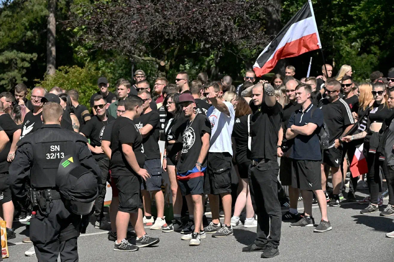 Bis zu 200 zumeist sehr junge Personen nahmen an dem extrem rechten Aufmarsch teil.