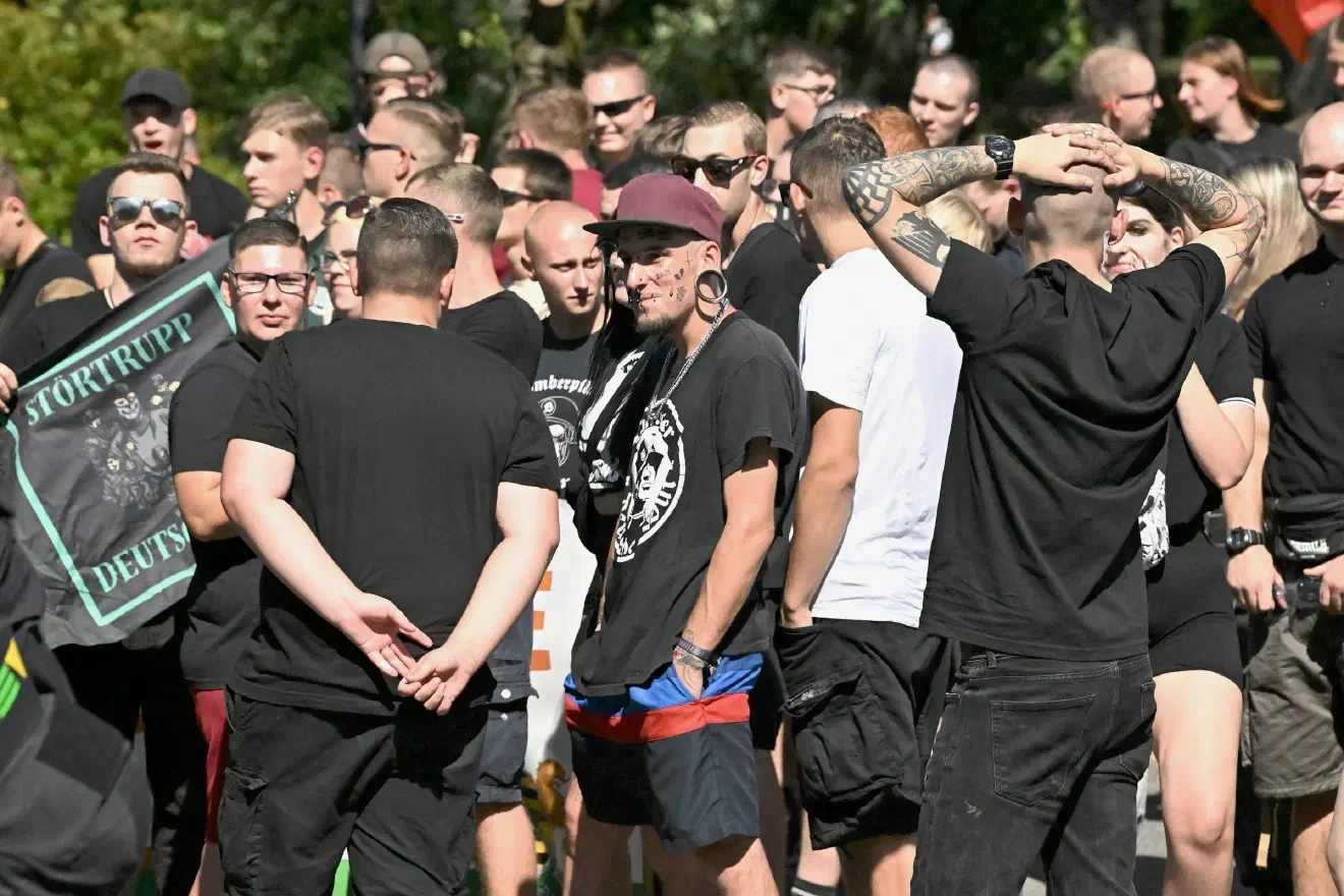 Der Aufmarsch wurdeh durch Manuel Leuchtmann, Aktivist der "Freien Sachsen" sowie weiterer aktiver Personen aus dem Umfeld der "Freien Sachsen" und der Partei "Die Heimat" angemeldet und organisatorisch begleitet.