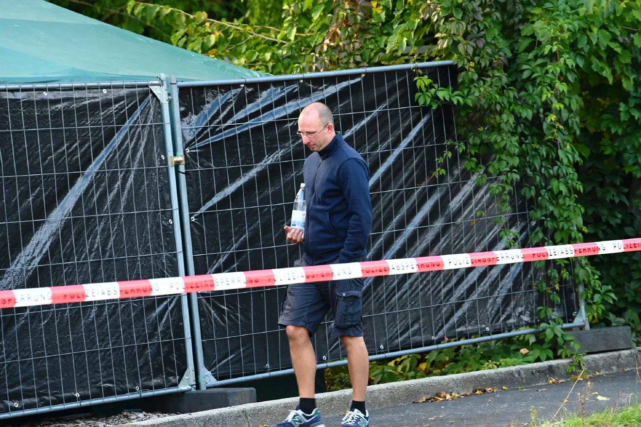 Kurz vor Veranstaltungsbeginn wurde allerdings durch die Polizei Siegen ein Betretungsverbot für die Neonazi-Rapper erwirkt. Ein von der Partei eingereichter Eilantrag konnte am Abend nicht mehr entschieden werden. So verbrachten die Musiker zusammen mit einigen Kamerad:innen den Abend auf einem nahegelegenen REWE Parkplatz.