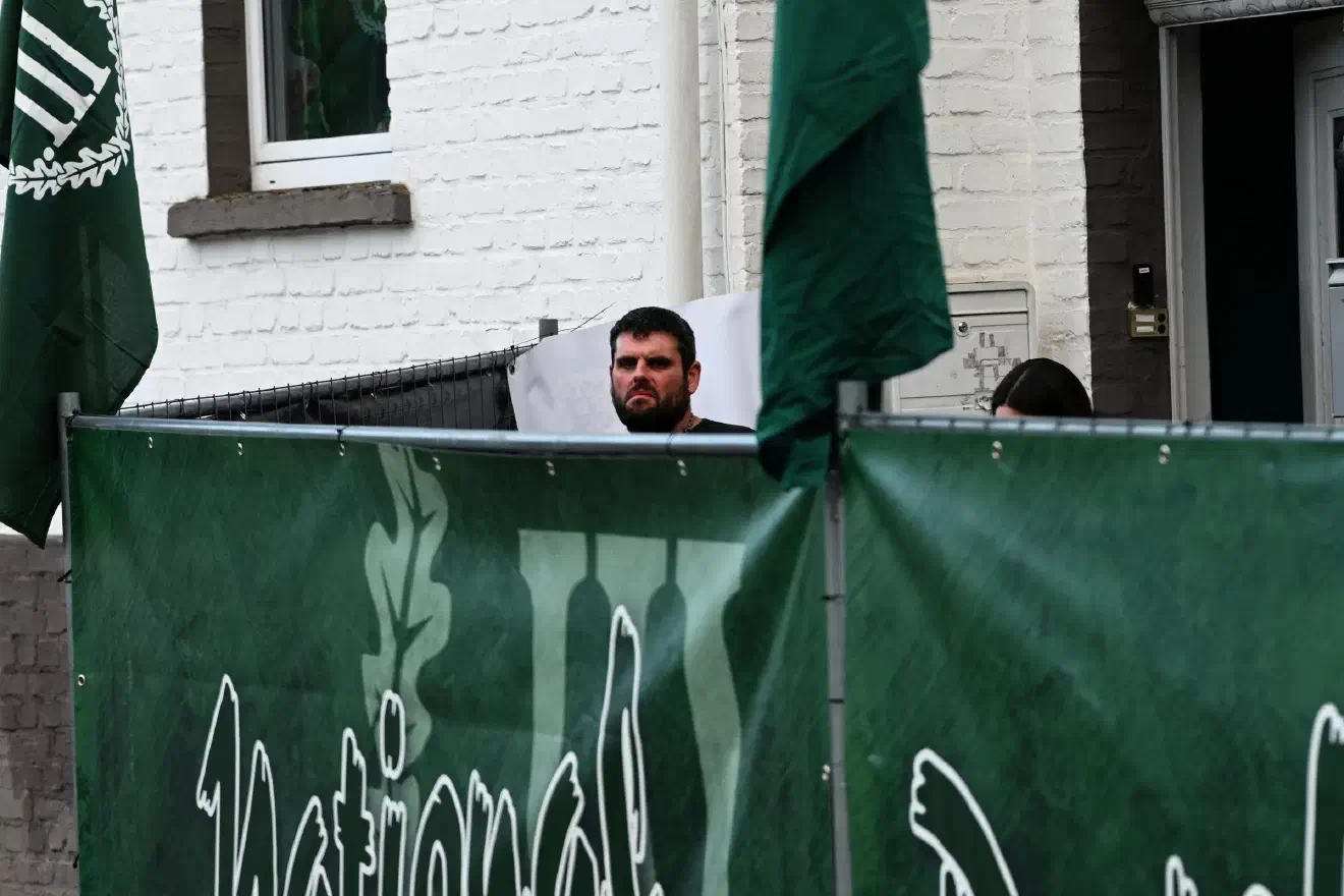 Im Laufe des Abends fanden sich etwa 40 Personen am Veranstaltungsort ein. Einige scheiterten an den von den Neonazis aufgestellten Abschirmungen und brauchten Hilfe, um den Weg hinein zu finden. 