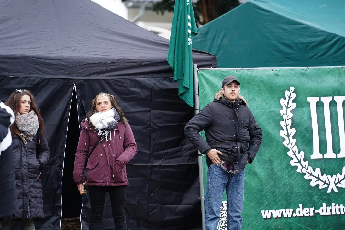 Teilweise wurde Neonazis die Anreise durch die anwesenden Gegendemonstrant:innen erschwert, sodass diese mitunter vor den Gegendemonstrant:innen flüchteten und sich einen anderen Zugang zum Veranstaltungsort suchten.