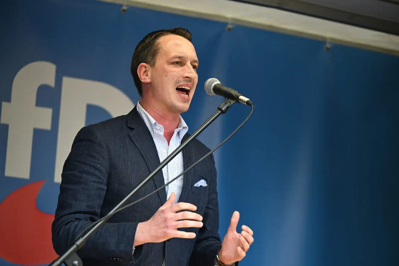 Neben seiner selbsterklärten Nähe zum Nationalsozialismus soll Helferich Kontakte zu Altnazis gepflegt, Migranten indirekt als „Viecher“ bezeichnet und Parteimitglieder bedroht haben. Ein AfD-Schiedsgericht entschied im Juli 2024 für den Rauswurf des Dortmunder MdB aus der Partei - Helferich selbst akzeptierte die Enscheidung nicht und verwies auf das AfD-Bundesschiedgericht. 