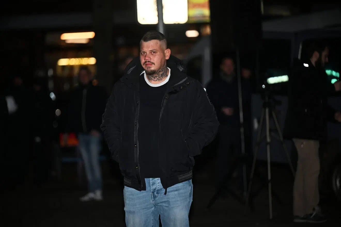 Grund für die Kundgebung war das Auslaufen der sogenannten »Strategische Fahndung« in Dortmund - einer polizeilichen Maßnahme bei der Personen im öffentlichen Verkehrsraum kontrolliert und Fahrzeuge sowie mitgeführte Sachen in Augenschein genommen wurden.