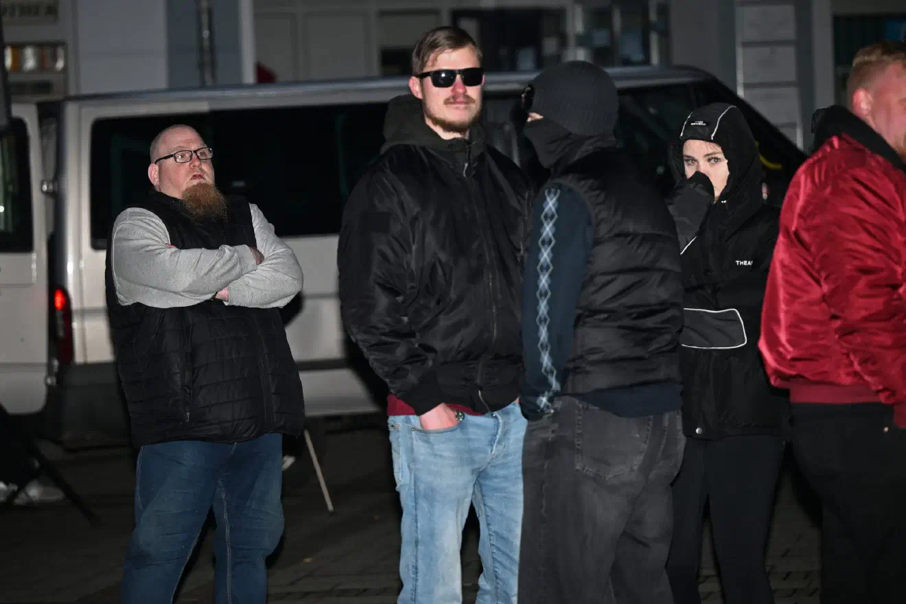 Im Anschluss an die Kundgebung, die von 19:00 bis 20:00 Uhr abgehalten wurde, veranstalteten die Neonazis zielgruppenorientiert einen »Offenen Abend« in ihren nahegelegenen Räumlichkeiten.