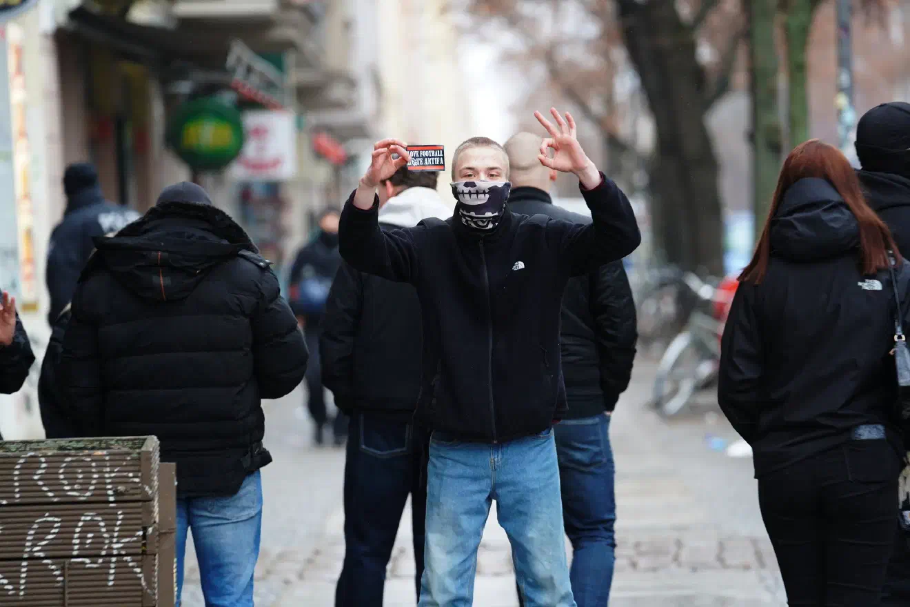 Blockaden von antifaschistischem Gegenprotest verzögerten den Start der rechten Demo immer wieder. Schon nach etwa einem Kilometer wurde das vorzeitige Beenden der Versammlung verkündet. Mehrere Tausend Menschen waren in Friedrichshain zusammengekommen, um den Aufmarsch zu verhindern.