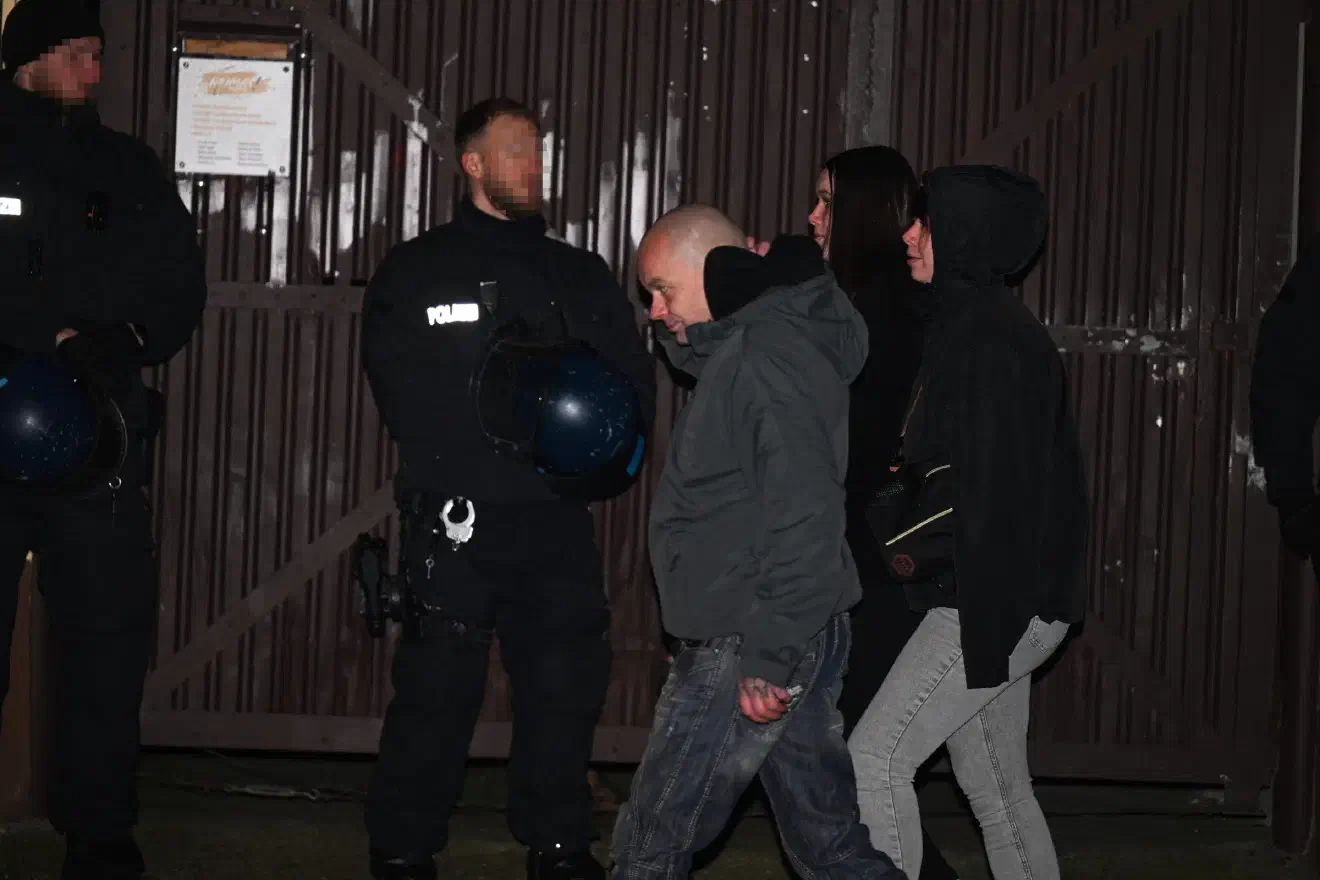 Es handelte sich um ein Konzert mit dem Neonazi-Musiker Dominik Raupbach - besser bekannt unter seinem Künstlernamen "Kavalier". Dieser gehört zum Neonazi-Label "NDS" (Neuer Deutscher Standard) und erfreut sich insbesondere unter dem politischen Nachwuchs großer Beliebtheit. 