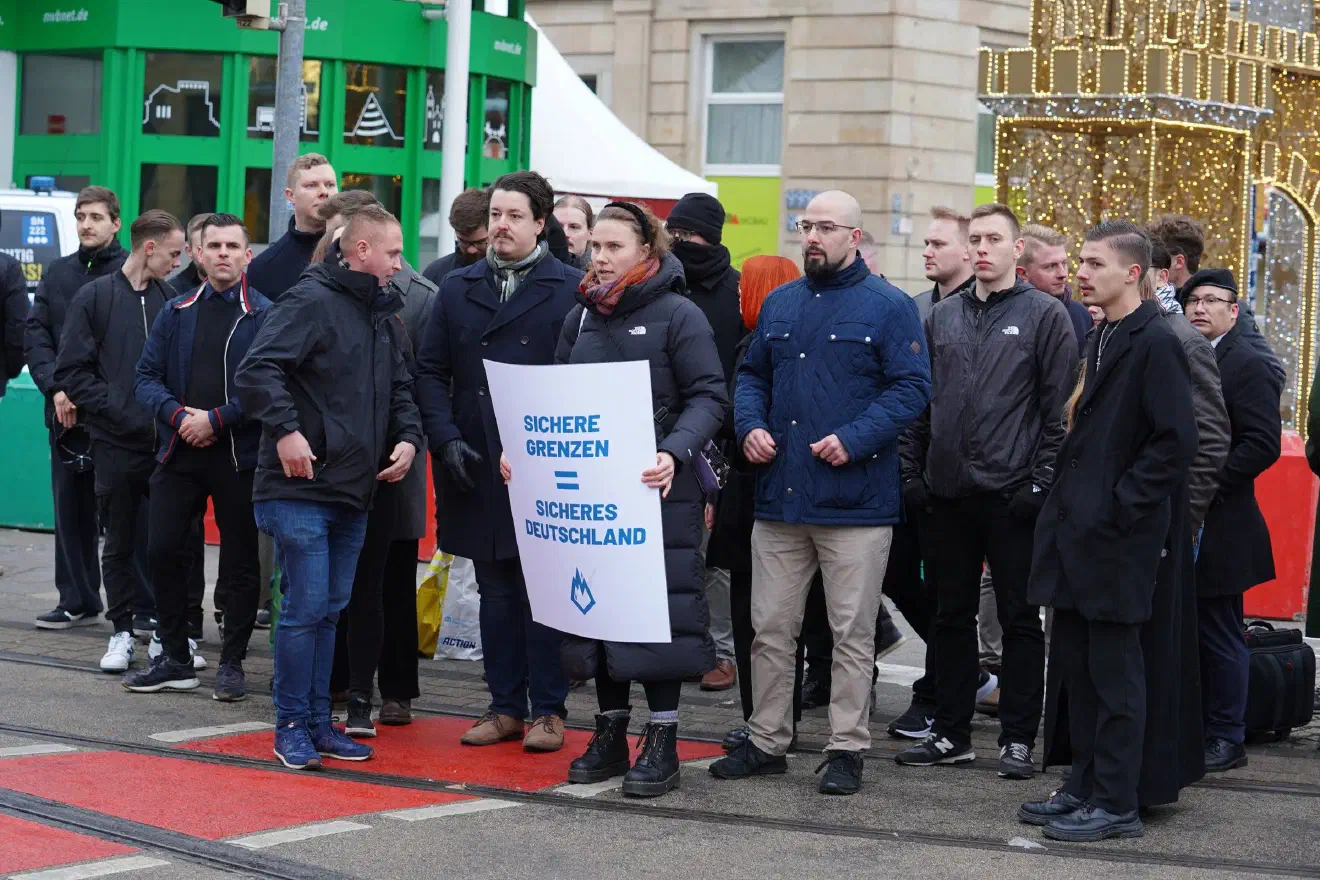 Am Samstag, den 21. Dezember, reisten Mitglieder der Jungen Alternative zu einer "Mahnwache" nach Magdeburg, nachdem am Freitag ein Anschlag auf den Weihnachtsmarkt verübt wurde, bei dem mehrere Menschen getötet und etliche verletzt wurden. 