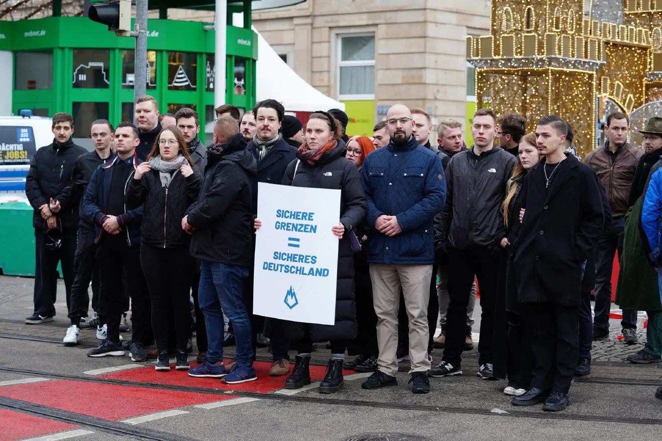 Sie legten gemeinsam mit Tino Chrupalla Blumen, aber auch Sticker und Kerzen mit dem Logo der "Jungen Alternative" am zentralen Gedenkort nieder.