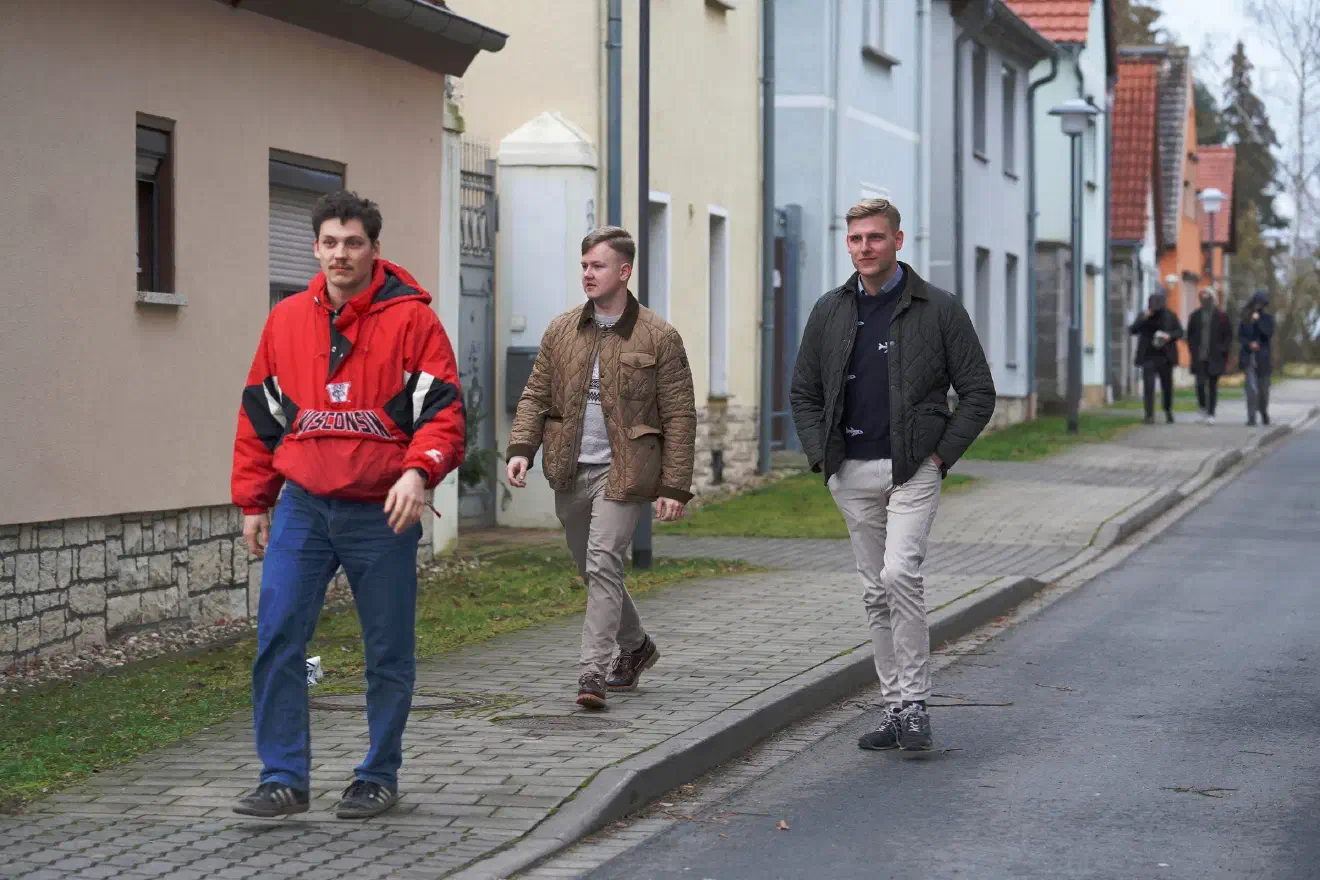 Auch Aktivist:innen der Identitären Bewegung (IB) reisten aus verschiedenen Bundesländern an. Zu den anwesenden Aktivist:innen der bayrischen IB gehörten etwa Tim Schulz, kooptiertes Mitglied des AfD-Kreisvorstands München-Land und AfD-Mitglied Dennis B., der in den sozialen Medien unter dem Namen „arminiusdd“ auftritt und einen einschlägigen Podcast betreibt. Dennis B. und Tim Schulz traten in der Vergangenheit mehrfach bei Aktionen der regionalen IB-Gruppierung "Lederhosen Revolte" in Erscheinung.