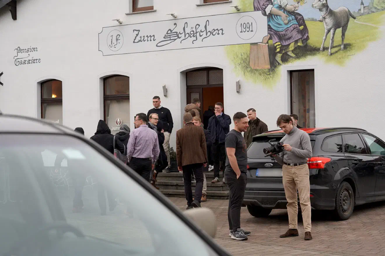 Eine Besonderheit in diesem Jahr: Der Verantwortliche der aus dem IfS hervorgegangenen "Menschenpark UG", Götz Kubitschek, attackierte kurzerhand anwesende Pressevertreter:innen. Die Journalist:innen wurden beleidigt, bedroht und körperlich angegriffen. Er schlug gegen ihre Kameras, schubste sie wiederholt und entwendete ihnen zeitweise technisches Equipment. Das Nervenkostüm des als "Spiritus Rector" geltenden Kubitschek zeigte sich an diesem Tag sehr dünn und er offenbarte, dass seine Radikalität sich nicht nur in Worten niederschlägt.